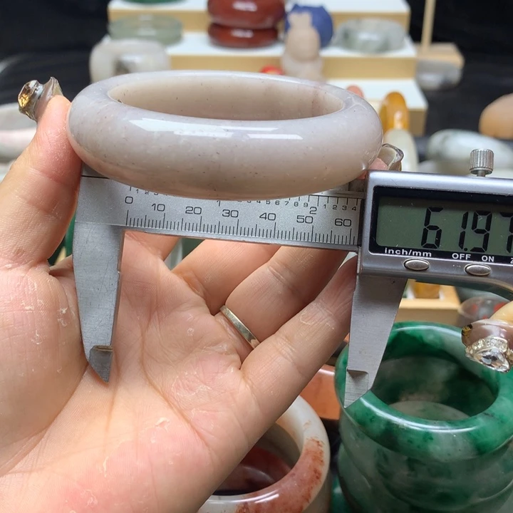 未镶嵌手镯石英质玉