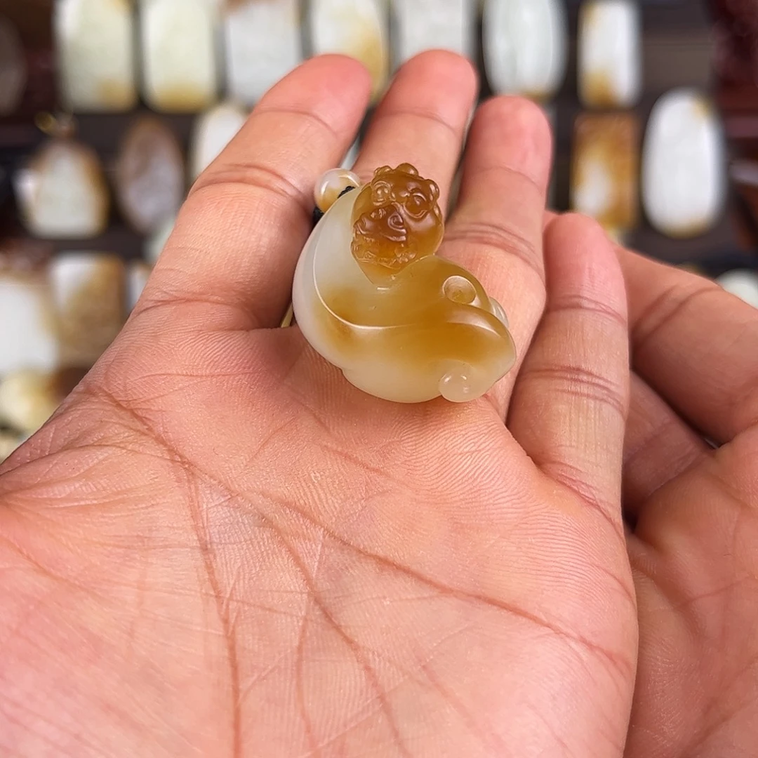 俗***客和田玉（糖玉）未镶嵌颈饰