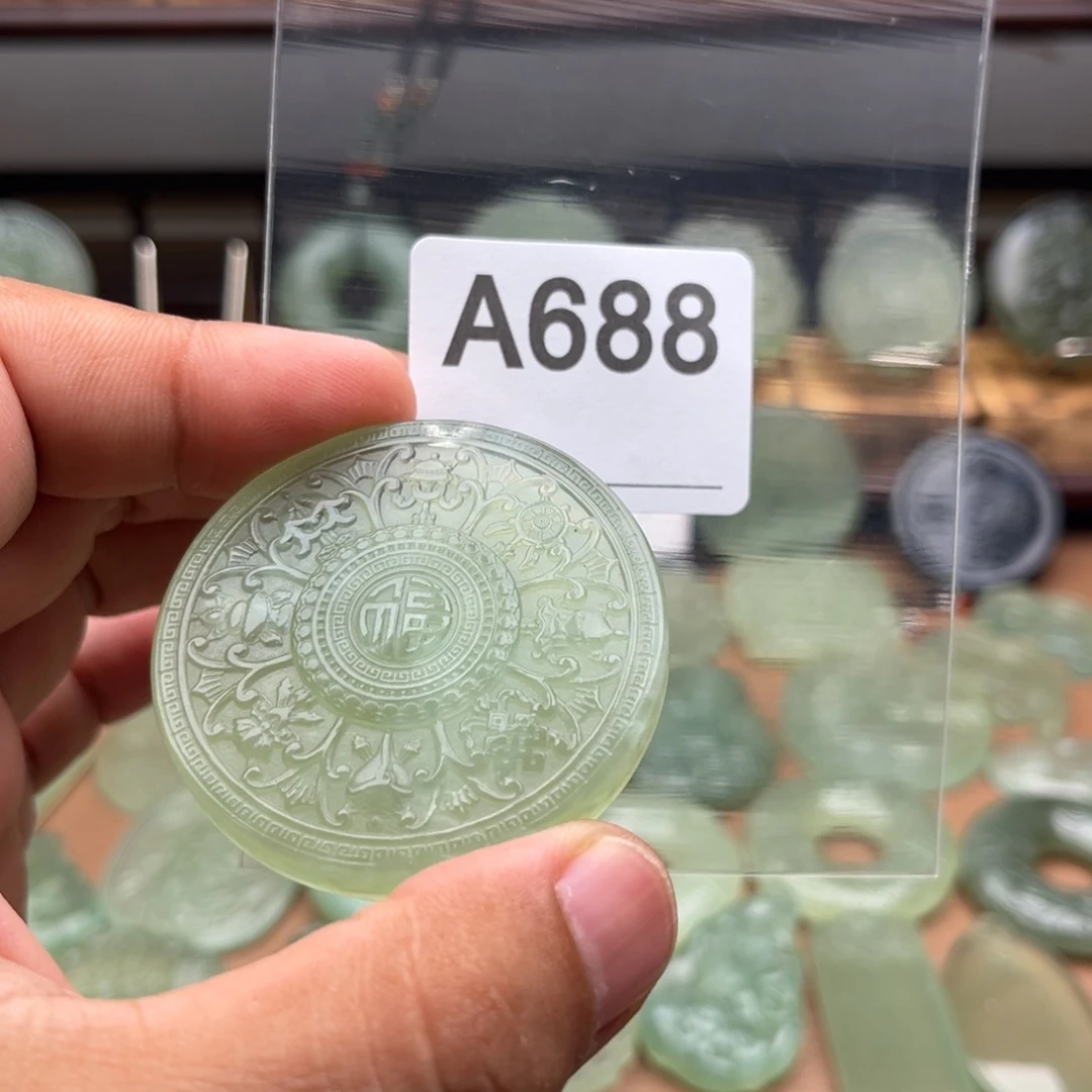 德***泵未镶嵌蛇纹石玉颈饰