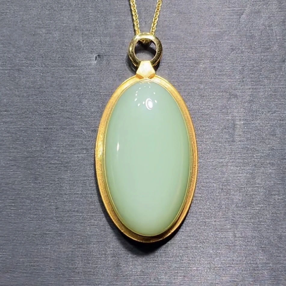收藏级！和田玉俄料碧玉鸭蛋青起荧光无结构粉青吊坠18K金镶嵌