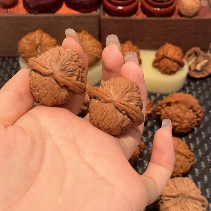 文玩核桃吊坠白狮