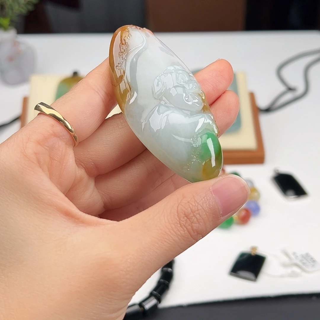 翡翠未镶嵌颈饰福猪