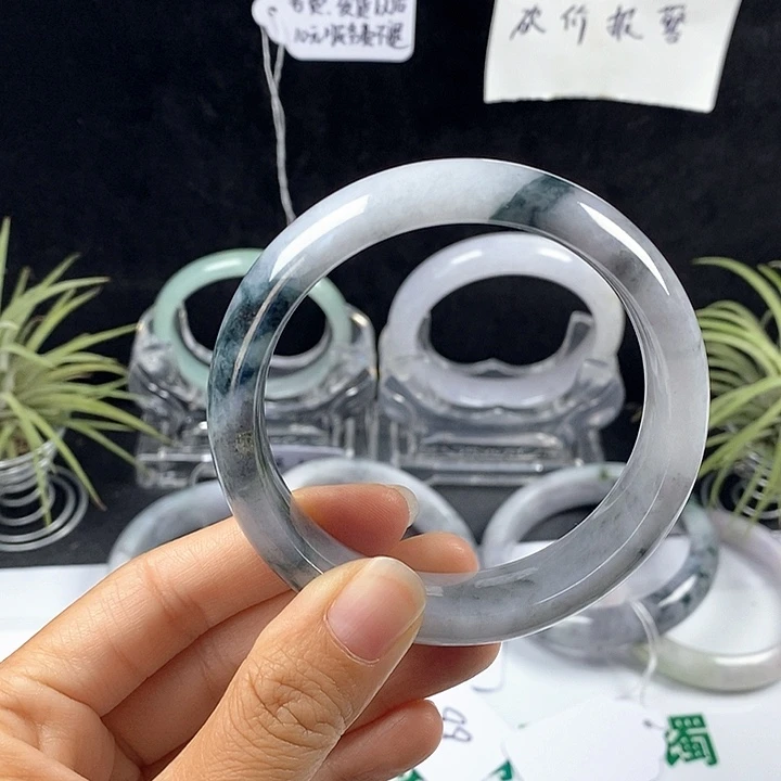 依***丽翡翠未镶嵌手镯50号。 59.0圈