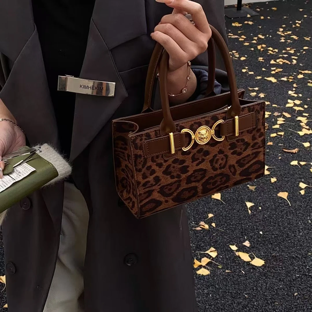 秋冬手提女式复古小众2025新款高级感精致百搭单肩斜挎通勤小方包