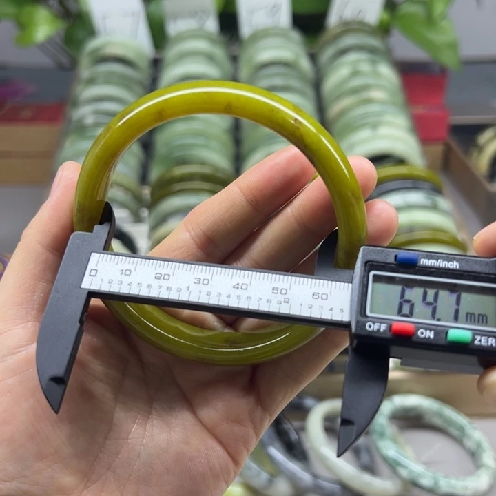 蛇纹石玉未镶嵌手镯8