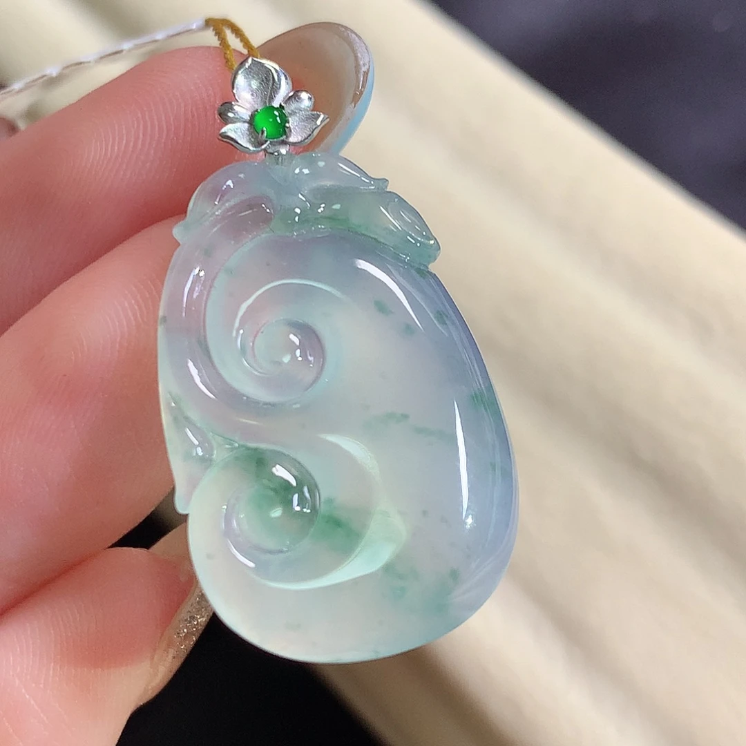 翡翠18K金镶嵌颈饰如意