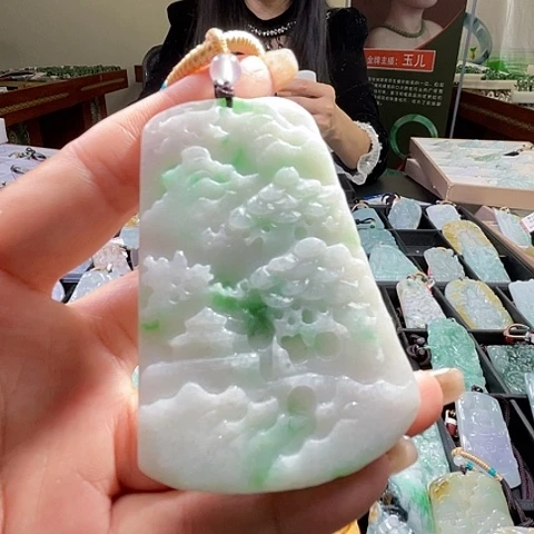 翡翠未镶嵌颈饰一个