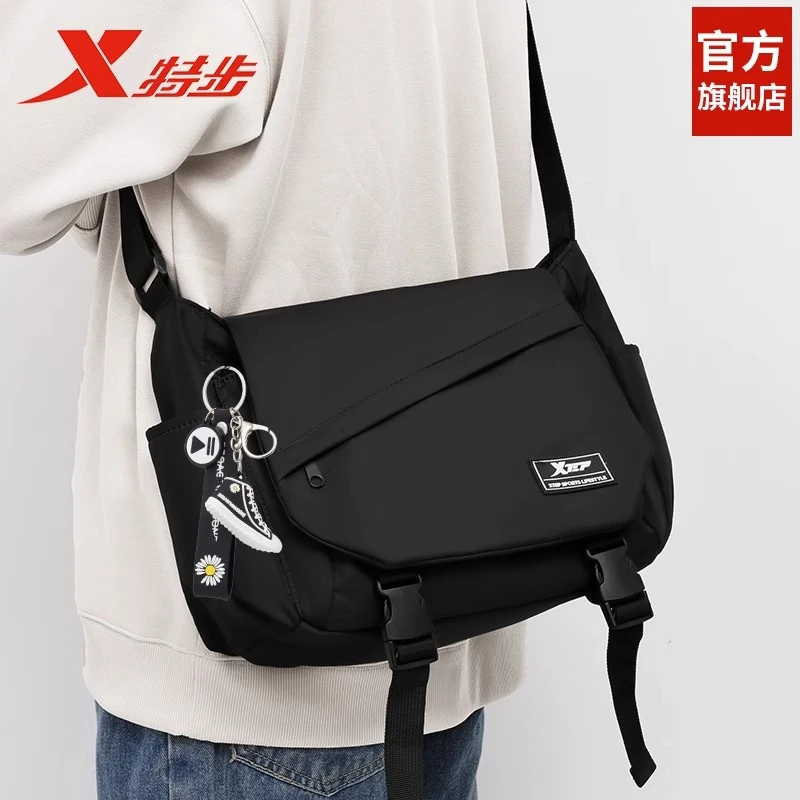 特步男士斜挎包新款包包女款男生单肩包通勤邮差包大容量背包潮流