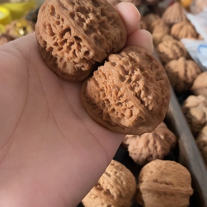 爱***数文玩核桃吊坠老树南疆石狮子头