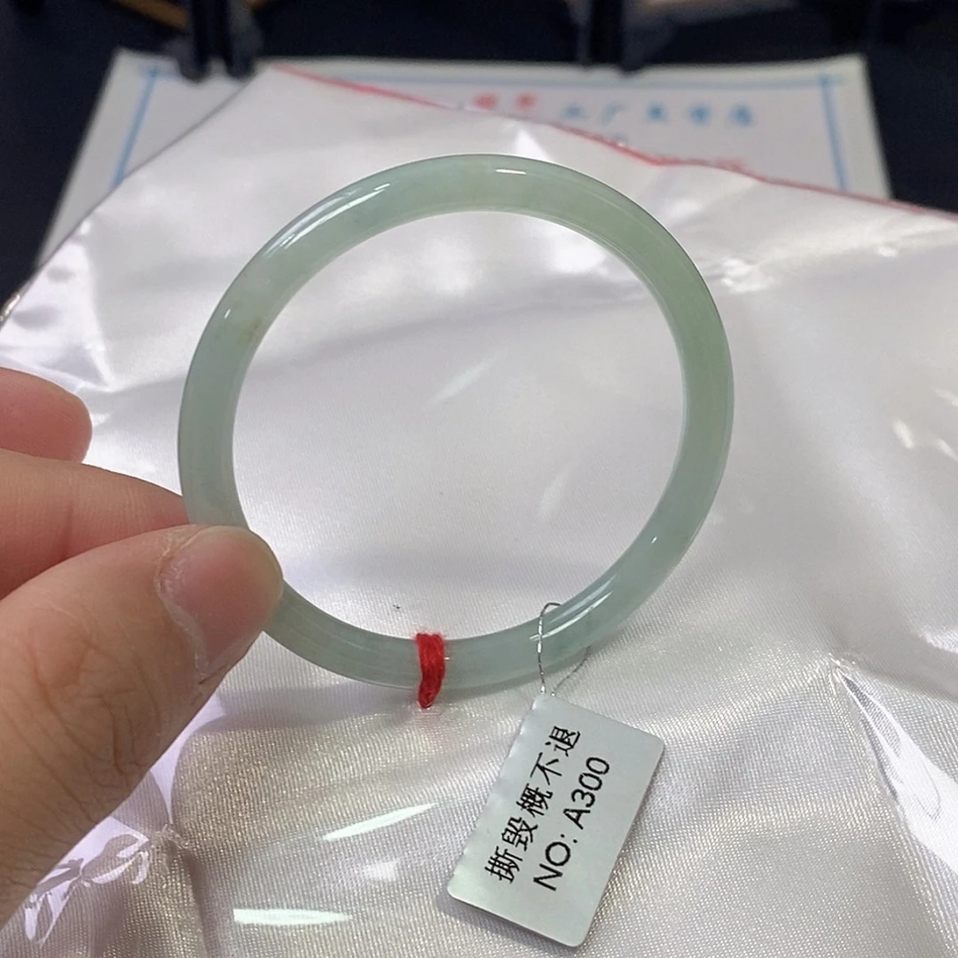 翡翠未镶嵌手镯（圆镯）49.5