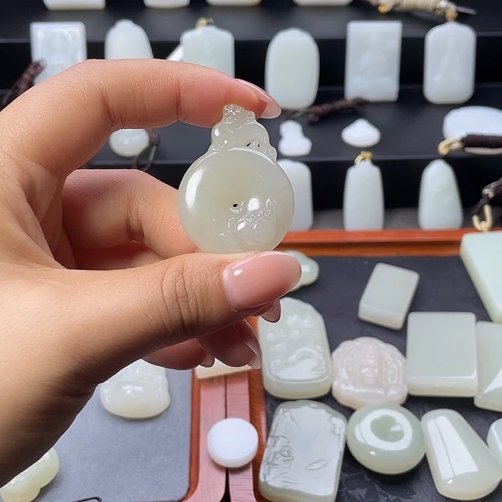 哈***笑和田玉未镶嵌颈饰