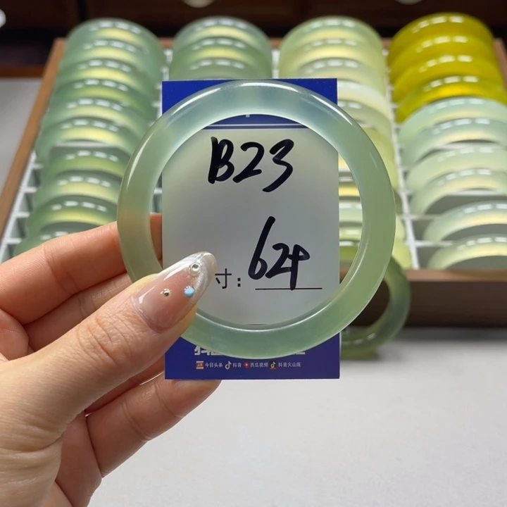 蛇纹石玉未镶嵌手镯大**?手镯