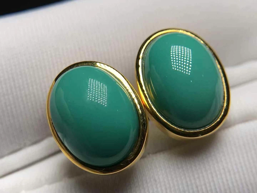 18k金镶嵌原矿高瓷玉化绿松石女士耳钉，高瓷高色，无油水，简约时尚