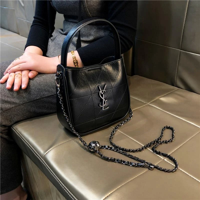 香港品牌经典设计感水桶包包女2026新款冬季高级感菱格通勤斜跨包