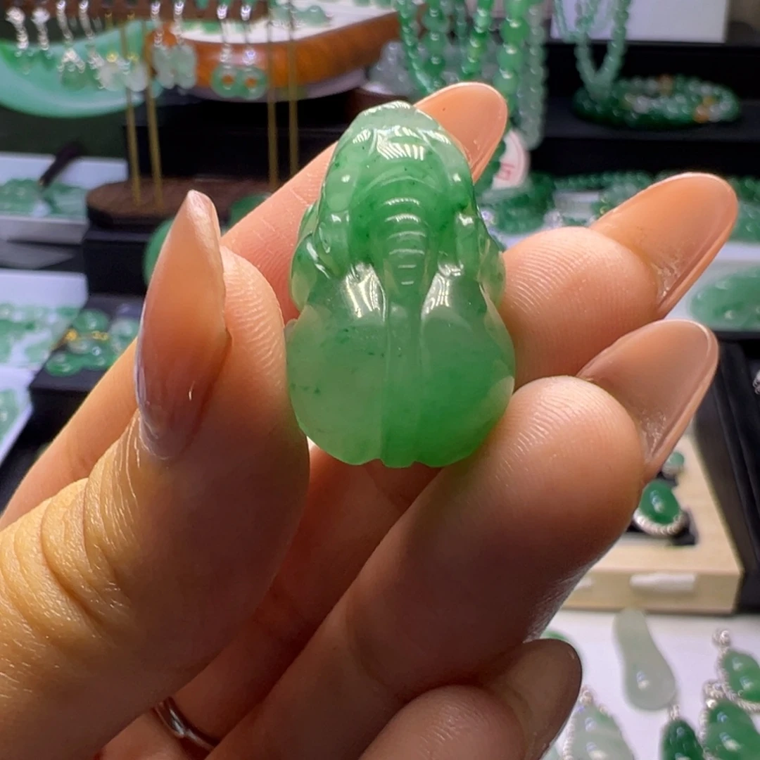 石英质玉（非洲翠）未镶嵌颈饰