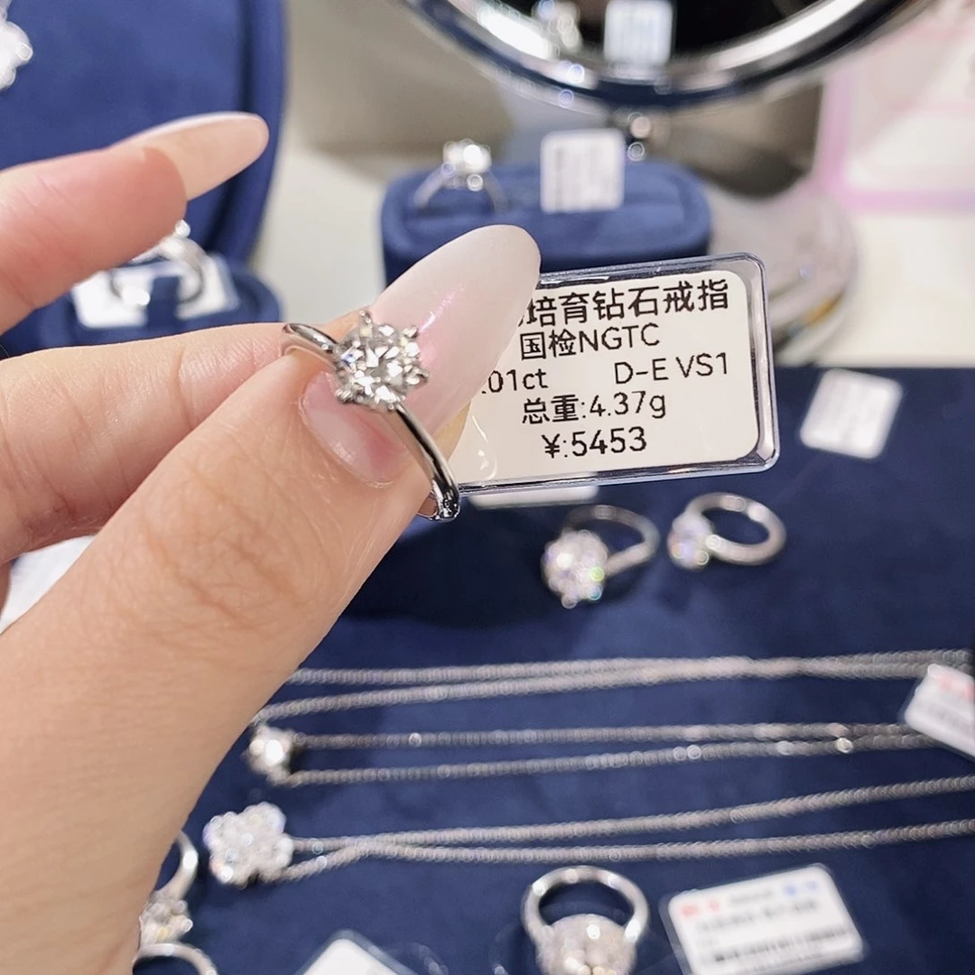 极***姐铂Pt950镶嵌合成钻石