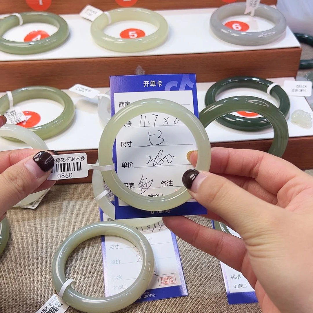 未镶嵌手镯和田玉钞****?