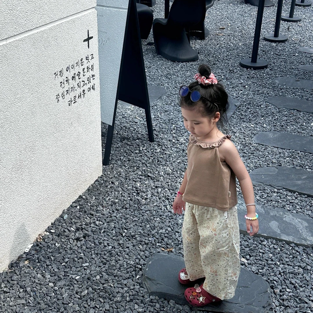 小思家女童2025夏季复古韩版洋气木耳花边挂脖上衣满印休闲裤套装