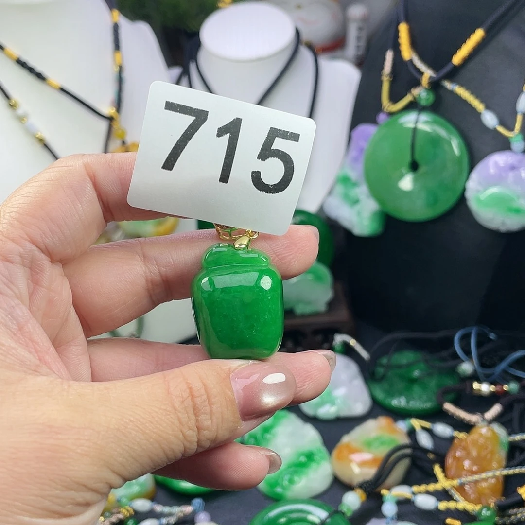 翡翠未镶嵌吊坠(赠链)