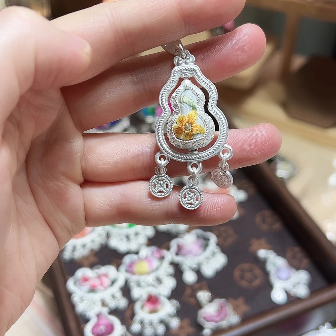 织绣手工苗银吊坠（配皮绳）
