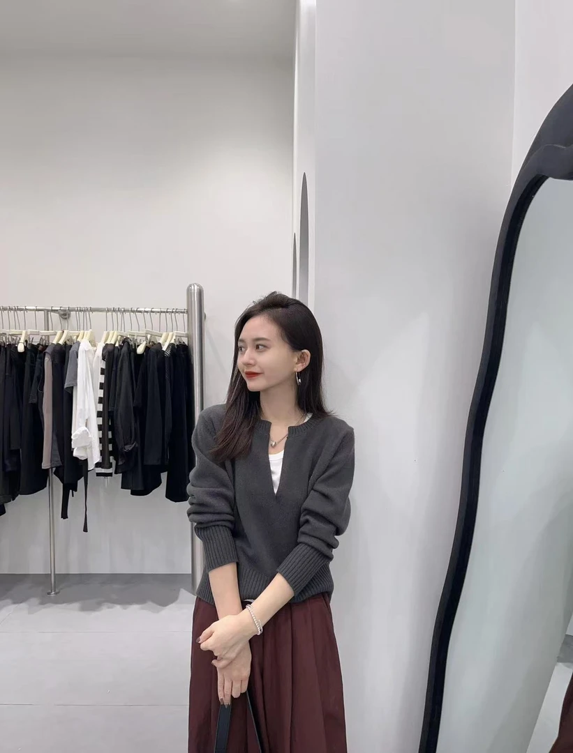 2025秋季新款松弛感老钱风假两件v领针织衫女毛衣上衣百搭休闲裤