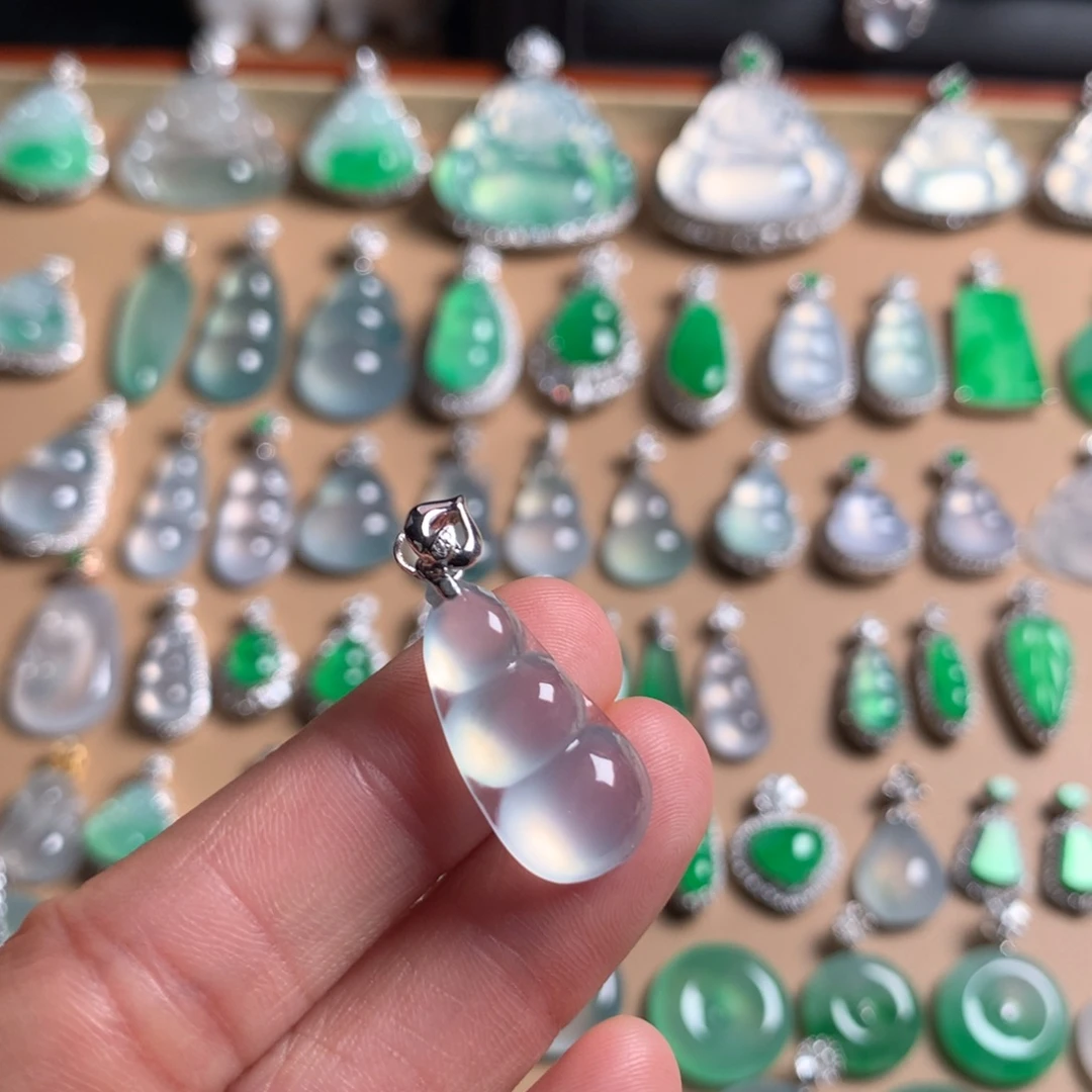 翡翠18K金镶嵌吊坠(不含链)饱满小福豆冰种