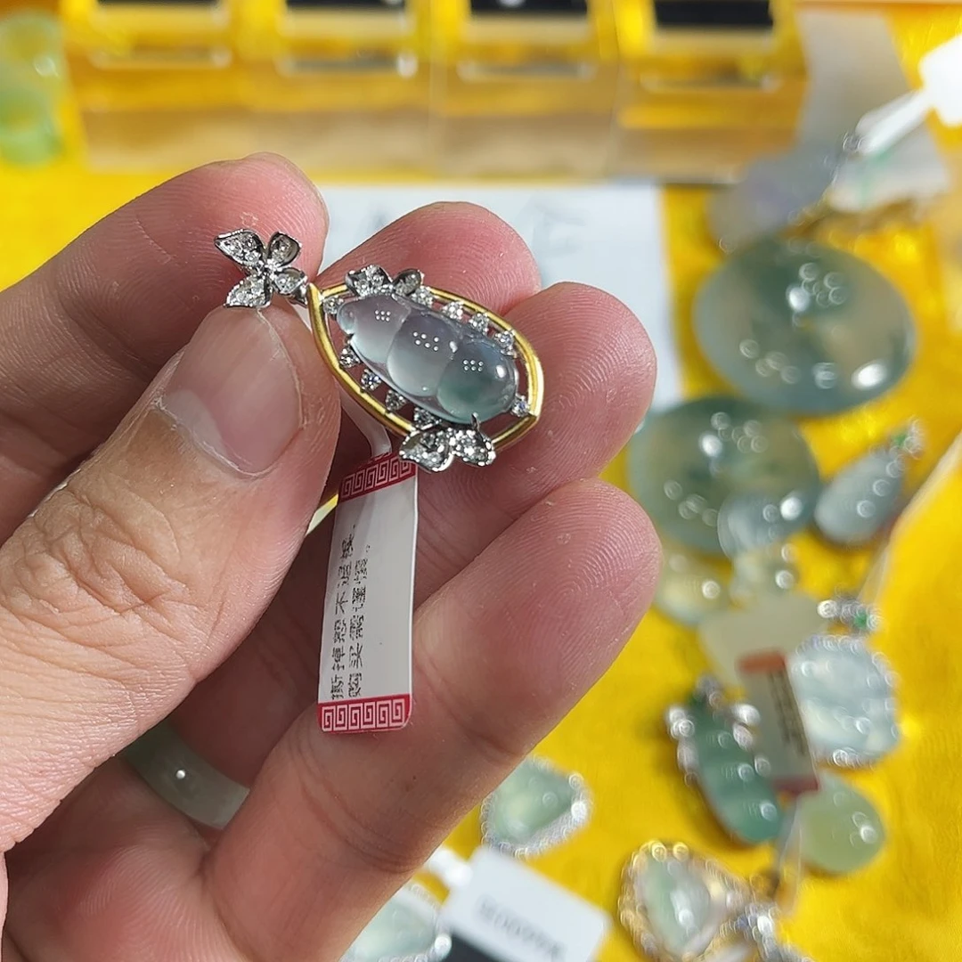 翡翠颈饰18K金镶嵌小***鱼缅甸翡翠