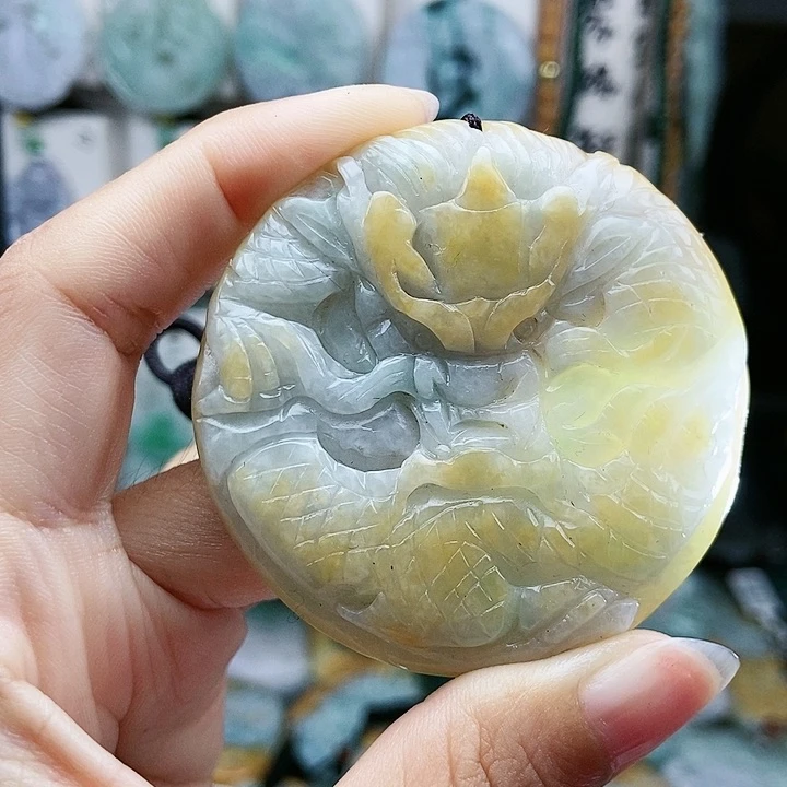 颈饰足铂镶嵌翡翠翡翠