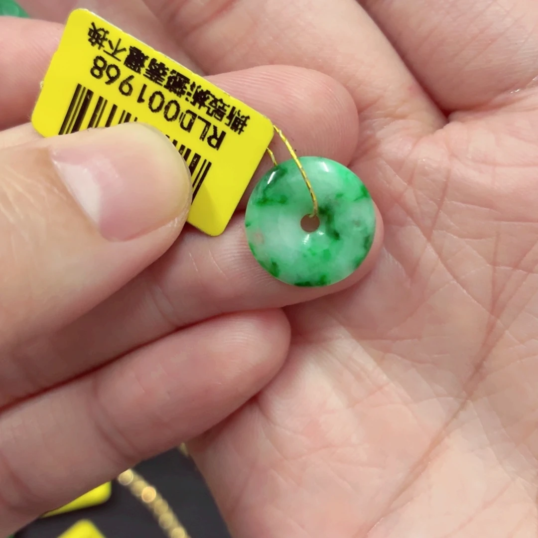 翡翠未镶嵌颈饰……