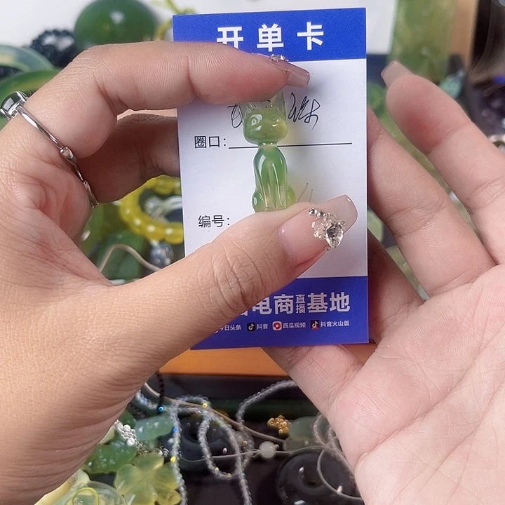 娆***蛇纹石玉未镶嵌颈饰