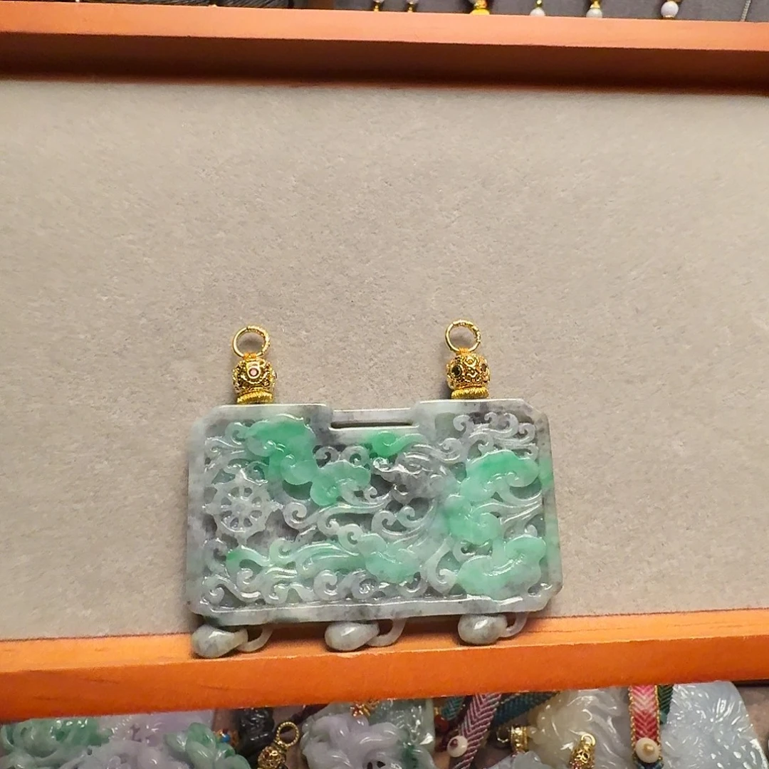 翡翠未镶嵌吊坠(赠链)