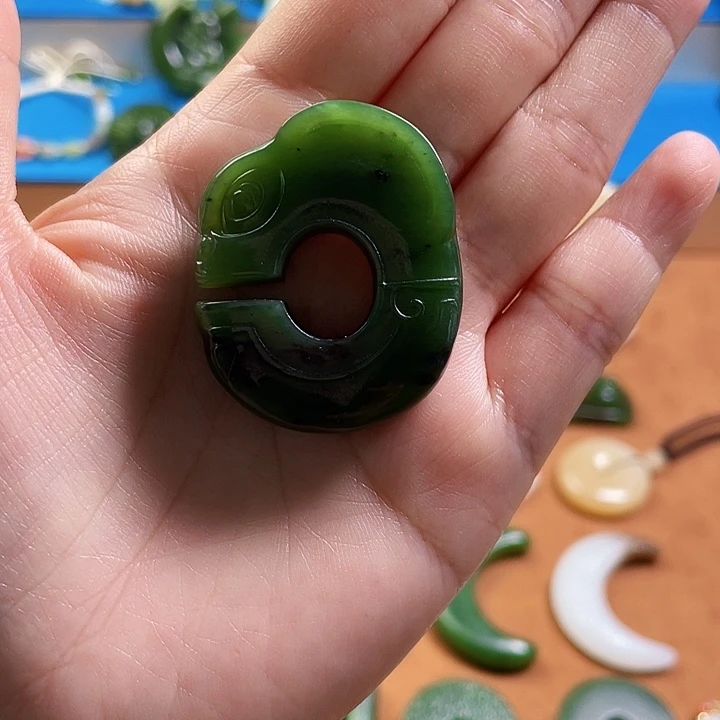 早****和田玉未镶嵌颈饰