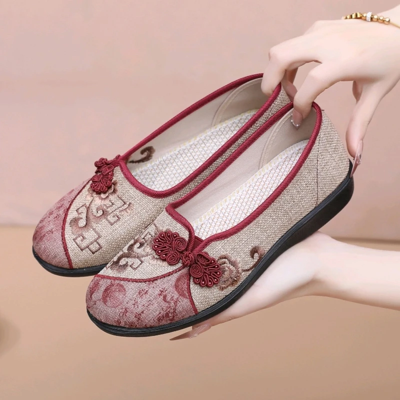 老北京布鞋女绣花中老年妈妈鞋老人鞋33码奶奶鞋大码43软底休闲鞋