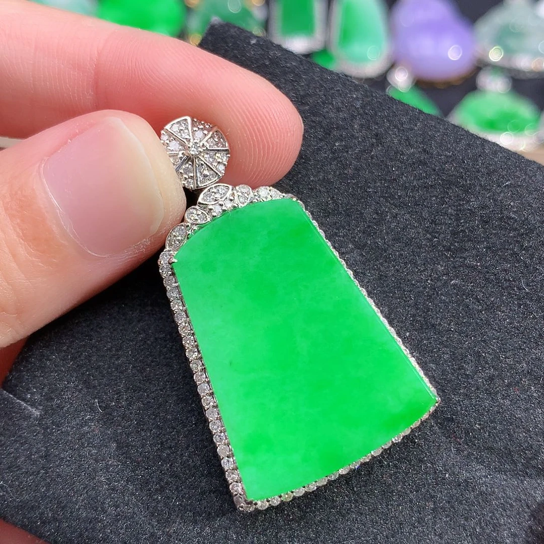 颈饰18K金镶嵌翡翠