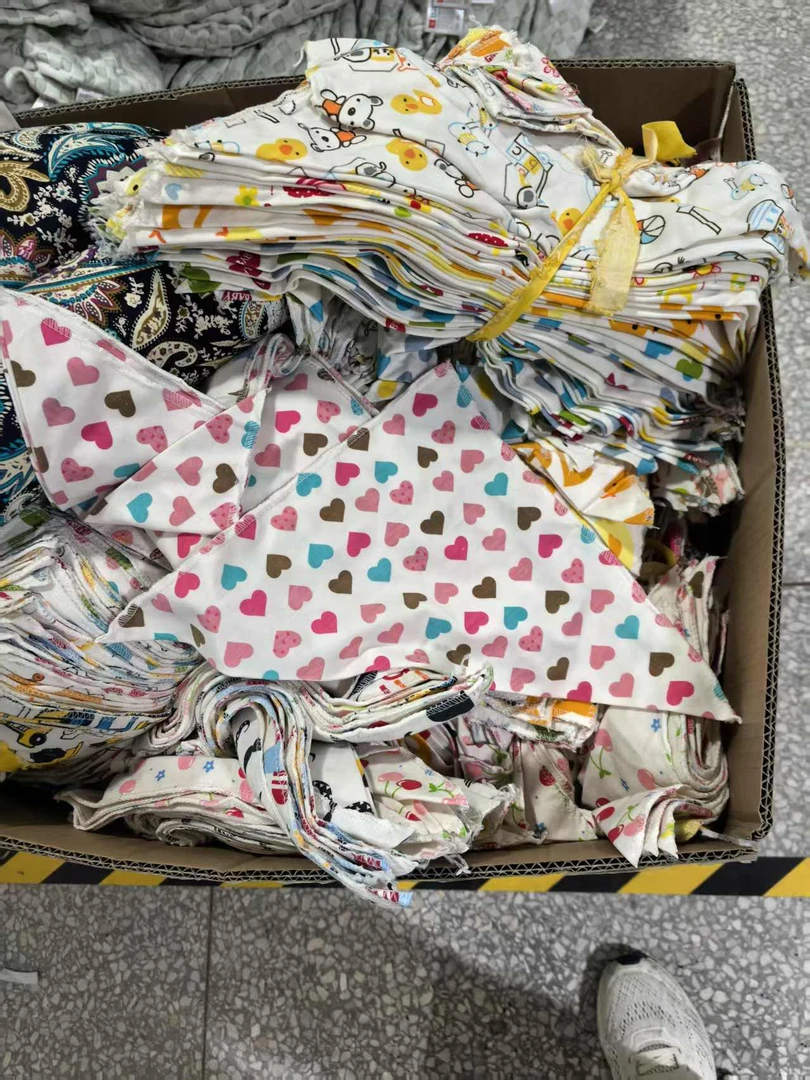 《厚广家》3楼20×40全 棉小孩三角形口水巾 发12张 不挑色