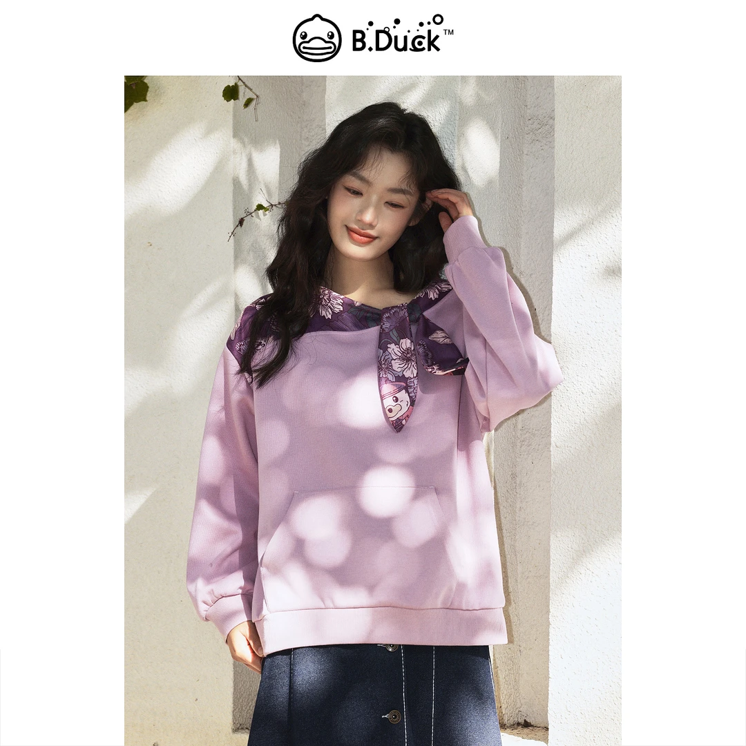 B.Duck小黄鸭雅致静野录系列2026春季新款紫色麂皮绒领巾绣花卫衣