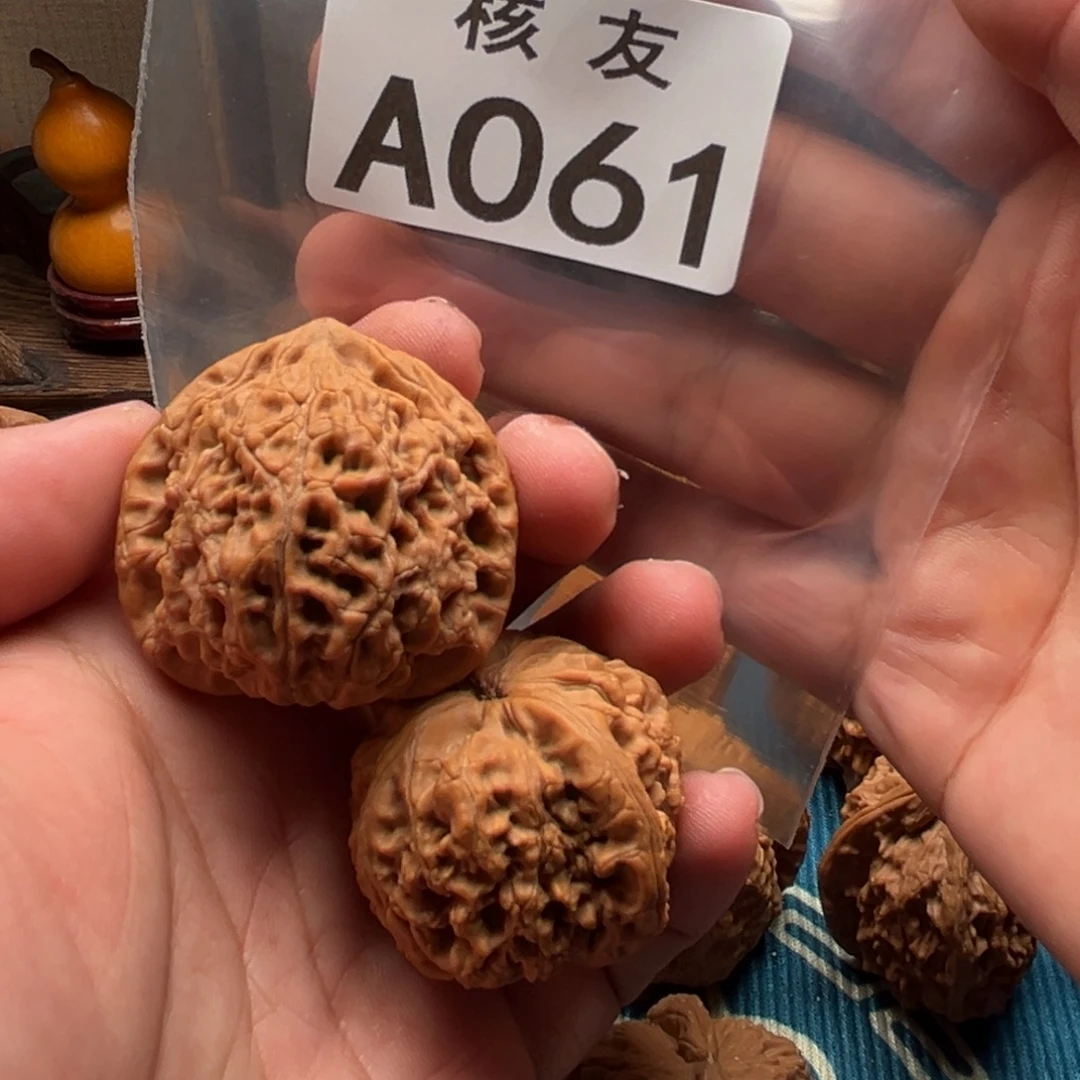 文玩核桃吊坠水龙纹
