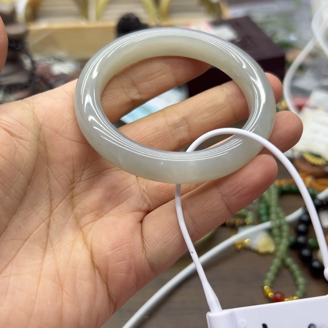 和田玉未镶嵌手镯54.2圈围87瑕