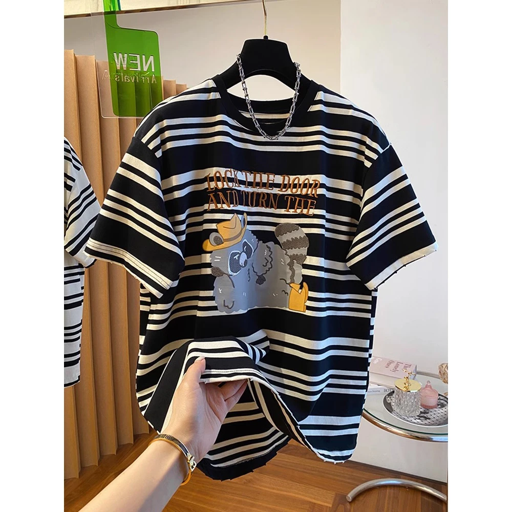 欧洲站240斤大码别致卡通刺绣浣熊条纹短袖上衣女夏季宽松遮肉T恤