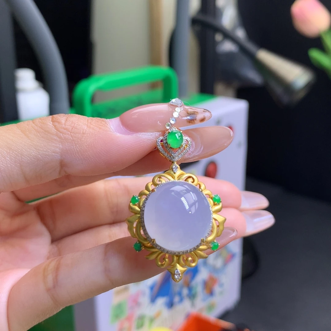 翡翠18K金镶嵌颈饰