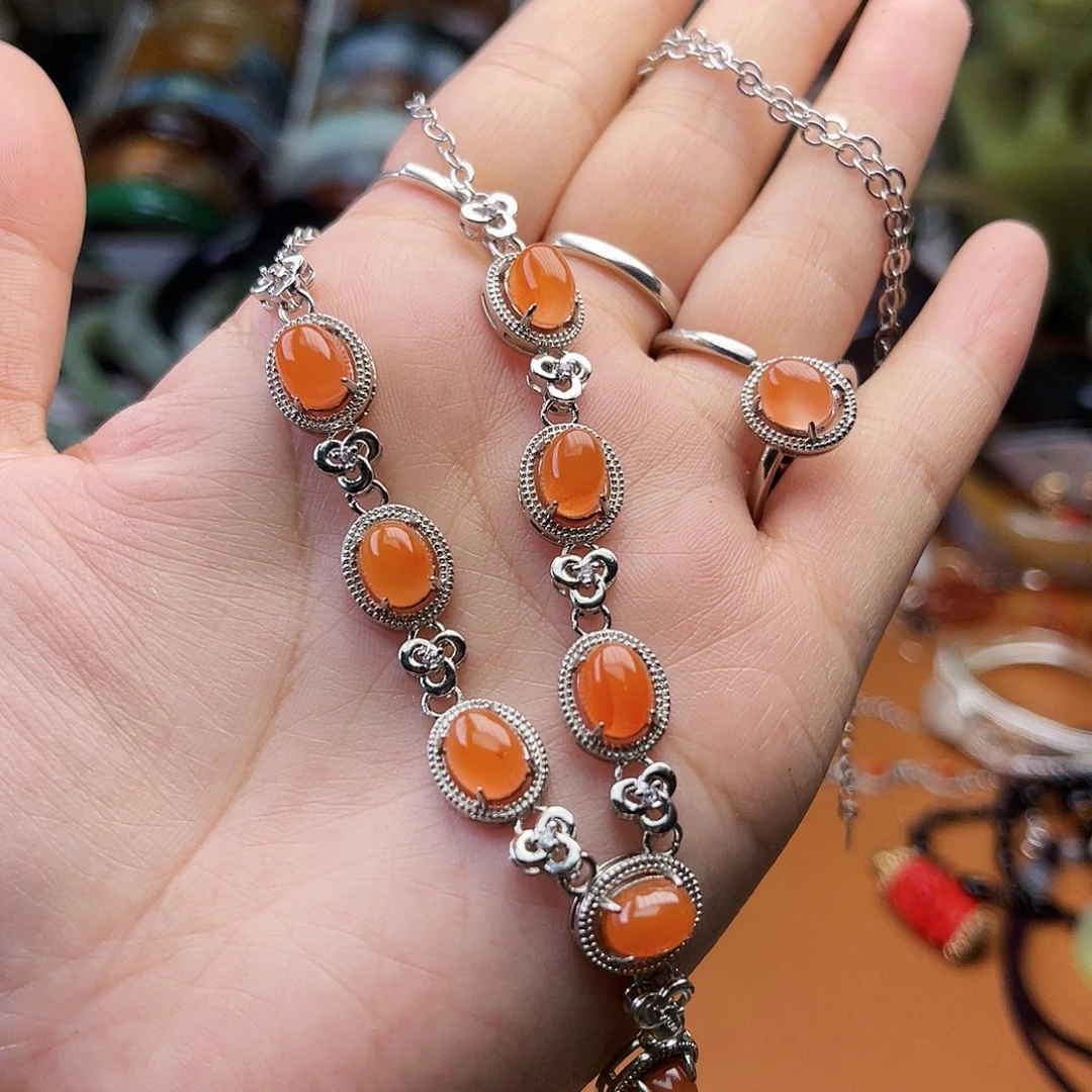 南红玛瑙颈饰未镶嵌火**?