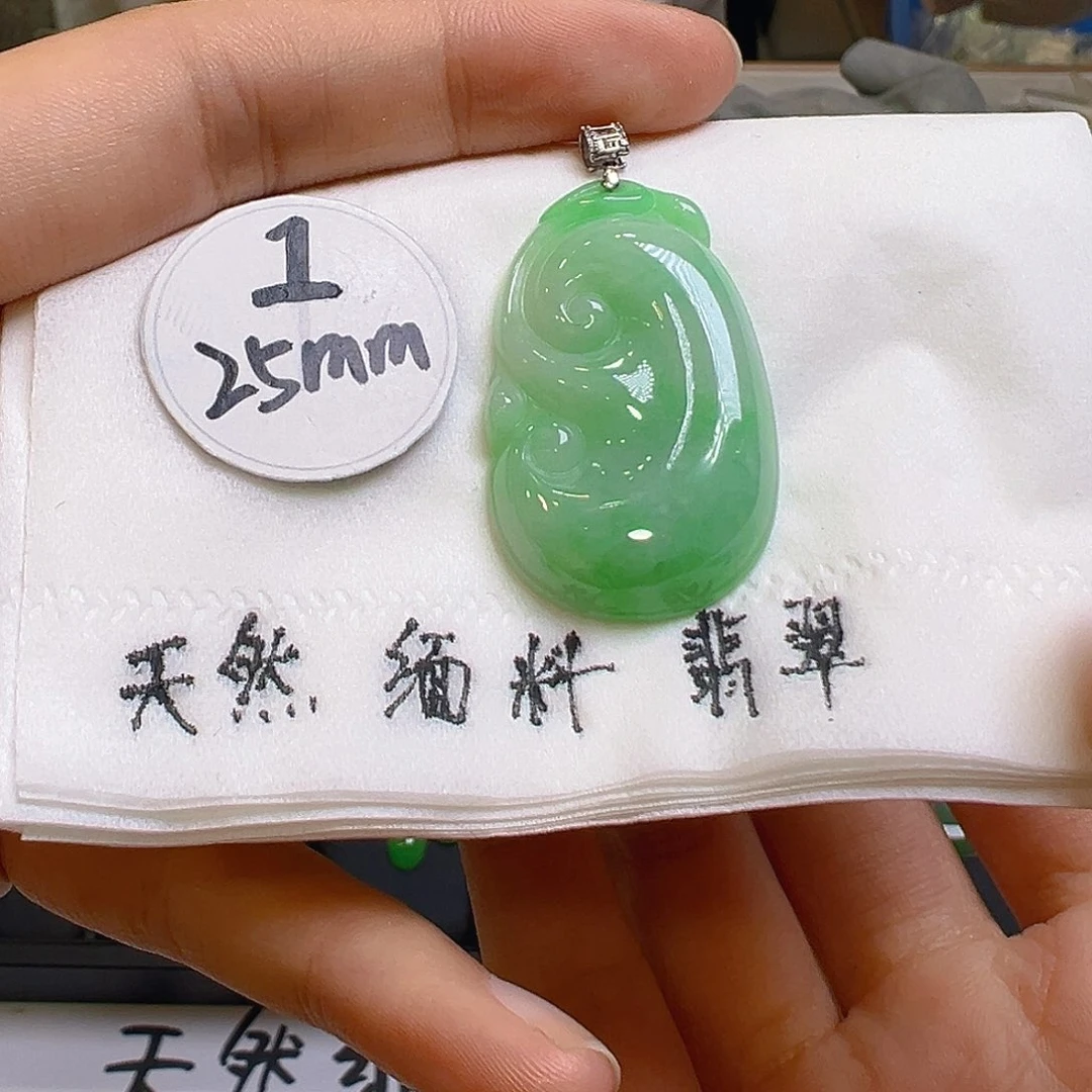 翡翠颈饰18K金镶嵌翡翠