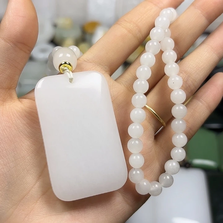袁***。颈饰未镶嵌石英质玉