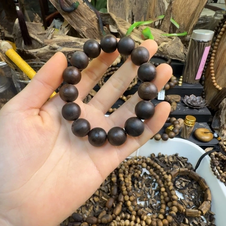 拖****沉香沉香碎屑海南乌身白棋1.4大23克➕沉香碎屑多样性