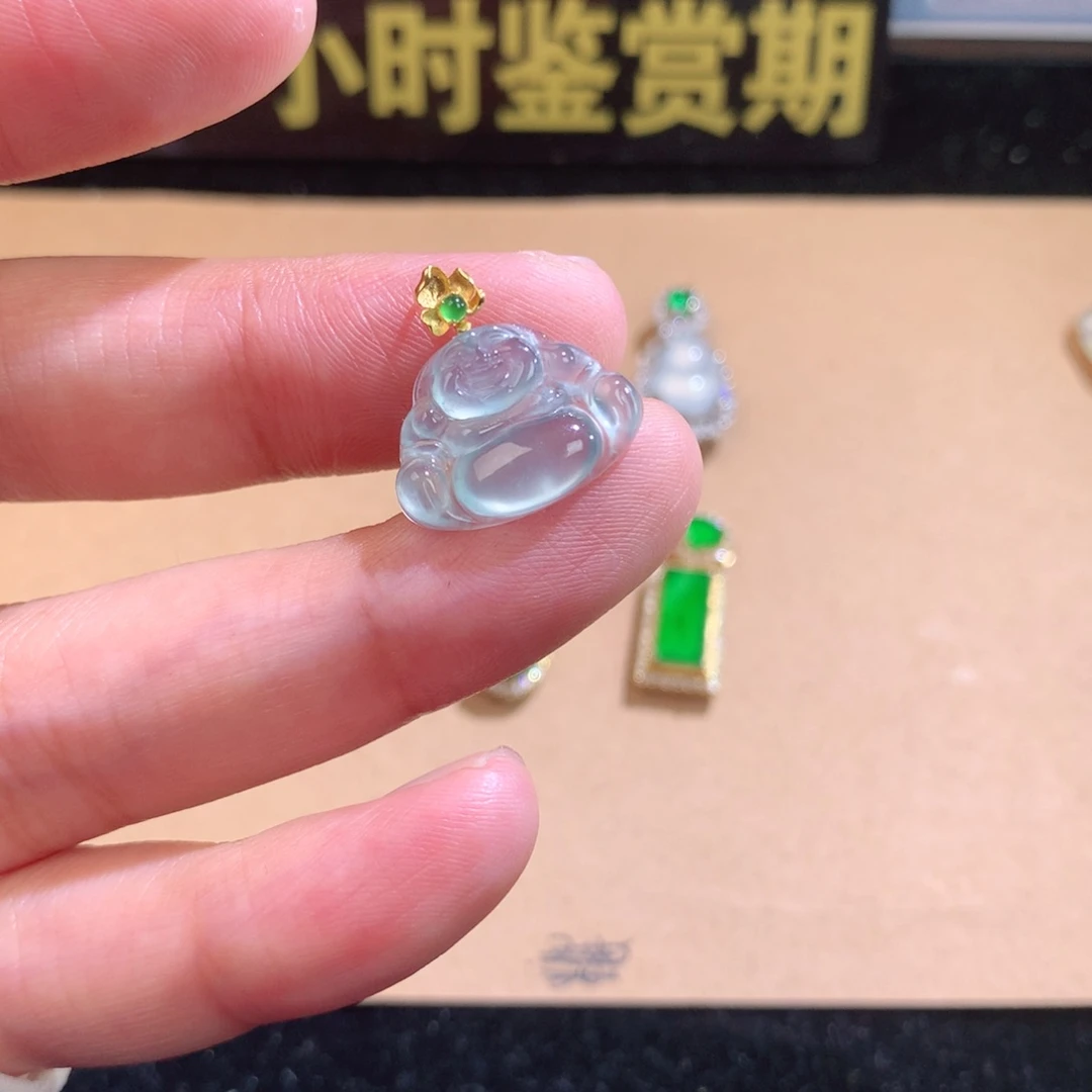 翡翠18K金镶嵌颈饰坐佛