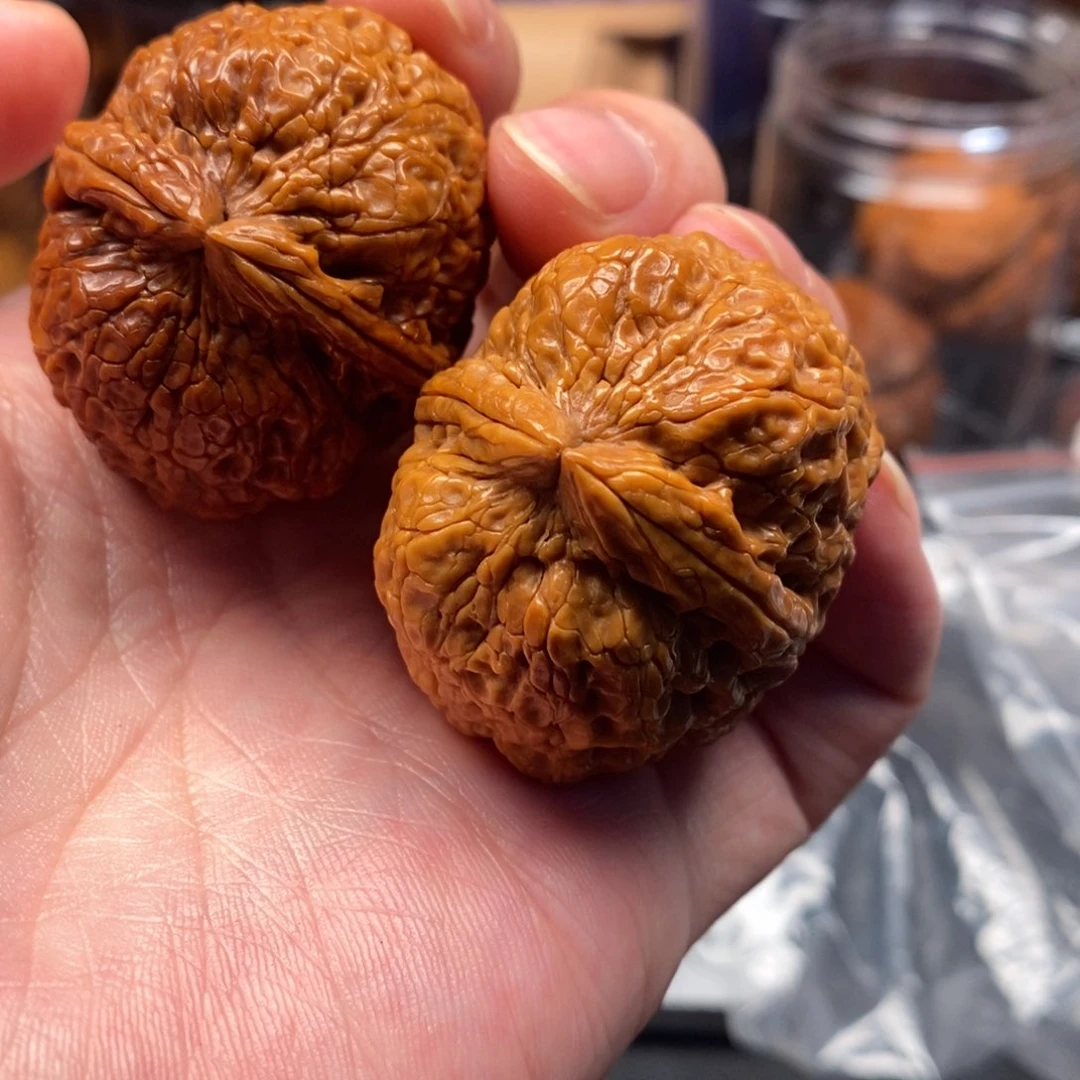 文玩核桃把件我在外面吃饭呢