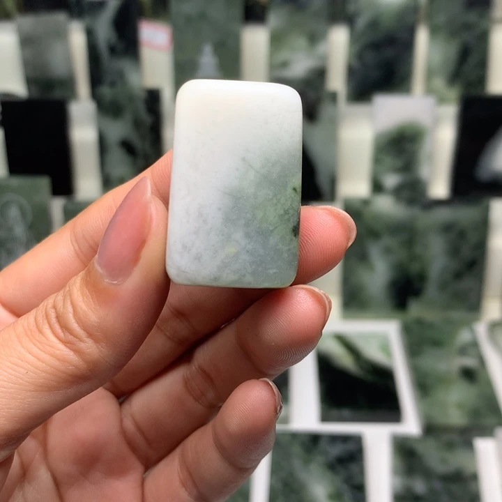 独山玉颈饰未镶嵌