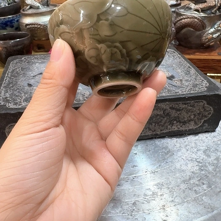主人杯一个，瓷。品茗