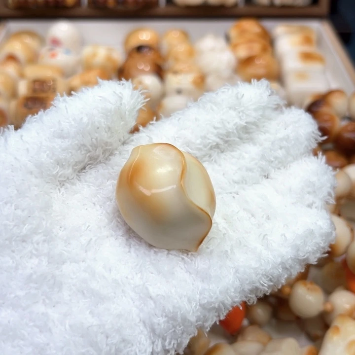 白玉菩提把件76 象牙果原果雕刻煎饺手把件