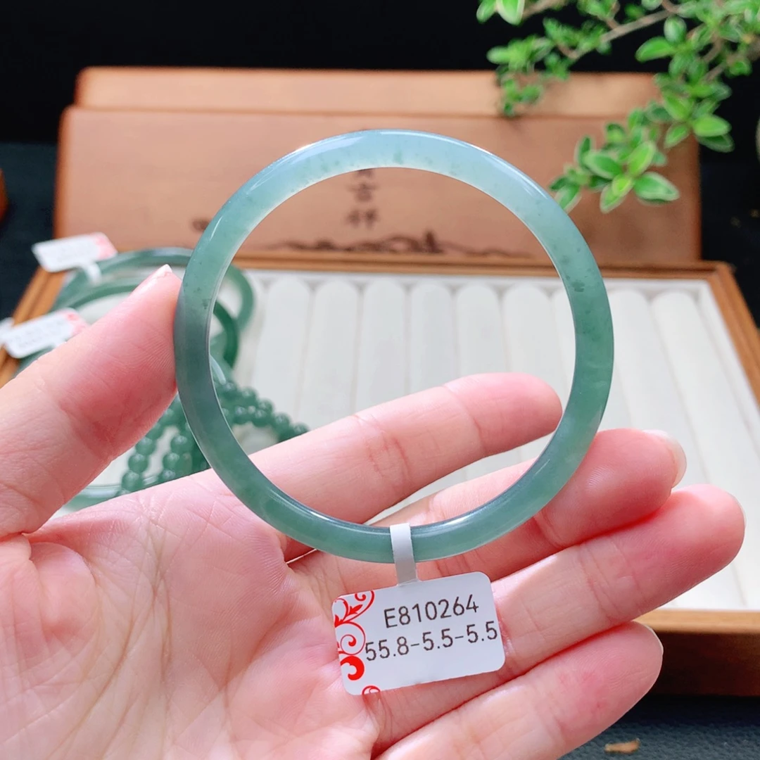 未镶嵌手镯（圆镯）翡翠